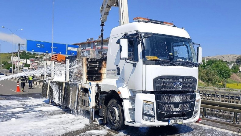 KAHRAMANMARAŞ’TA YOL BAKIM ARACINDA YANGIN