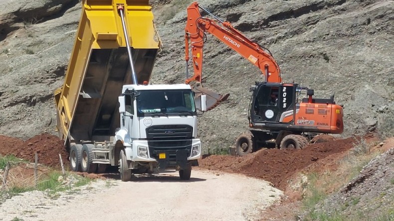DULKADİROĞLU’NDA YOL, ASFALT VE PARKE SEFERBERLİĞİ