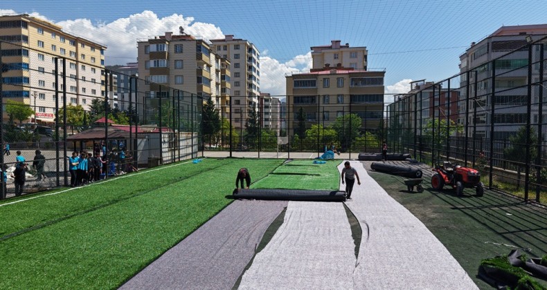 BÜYÜKŞEHİR, HALI SAHALARI YENİLİYOR