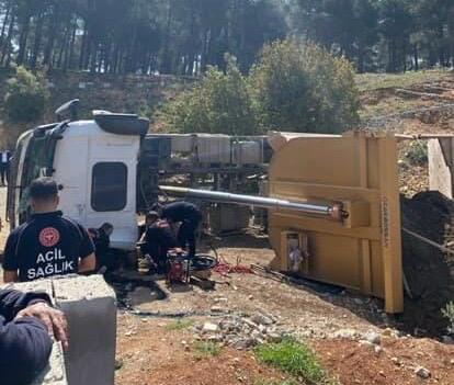 KENDİ KULLANDIĞI KAMYONUN ALTINDA KALDI
