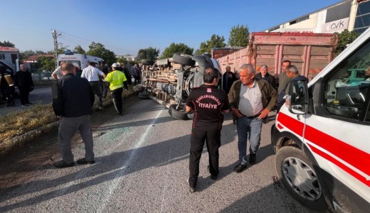 SERVİS MİNİBÜSÜYLE OTOMOBİL ÇARPIŞTI: 12 YARALI