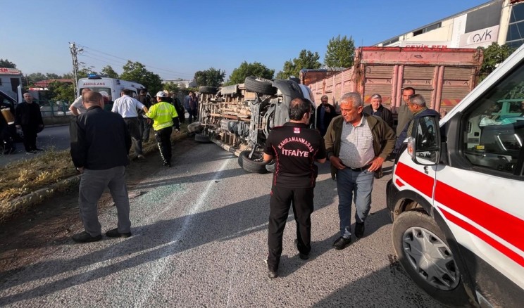 SERVİS MİNİBÜSÜYLE OTOMOBİL ÇARPIŞTI: 12 YARALI