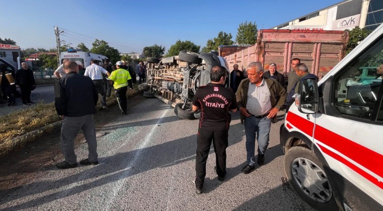 SERVİS MİNİBÜSÜYLE OTOMOBİL ÇARPIŞTI: 12 YARALI