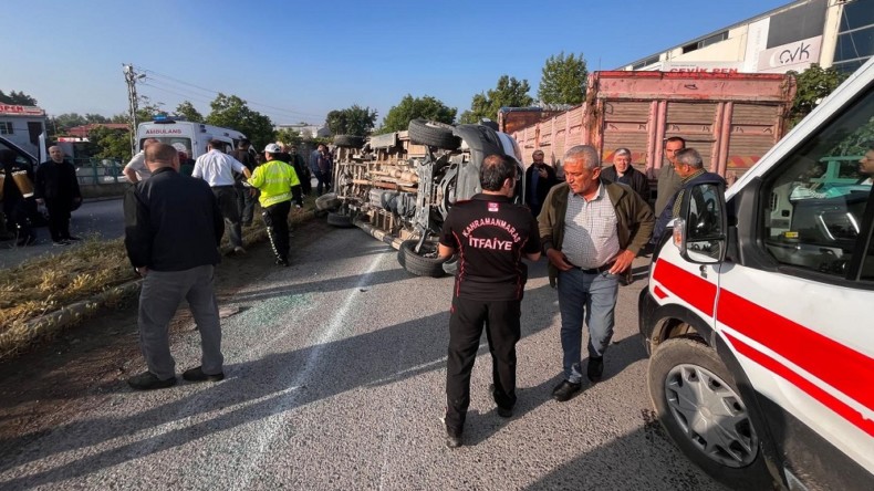 SERVİS MİNİBÜSÜYLE OTOMOBİL ÇARPIŞTI: 12 YARALI