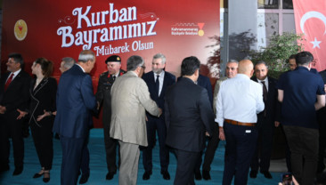 VATANDAŞLAR VE PROTOKOL BAYRAMLAŞTI