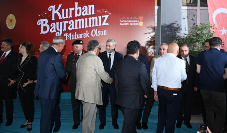 VATANDAŞLAR VE PROTOKOL BAYRAMLAŞTI