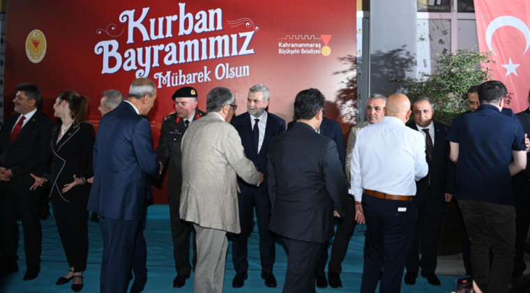VATANDAŞLAR VE PROTOKOL BAYRAMLAŞTI