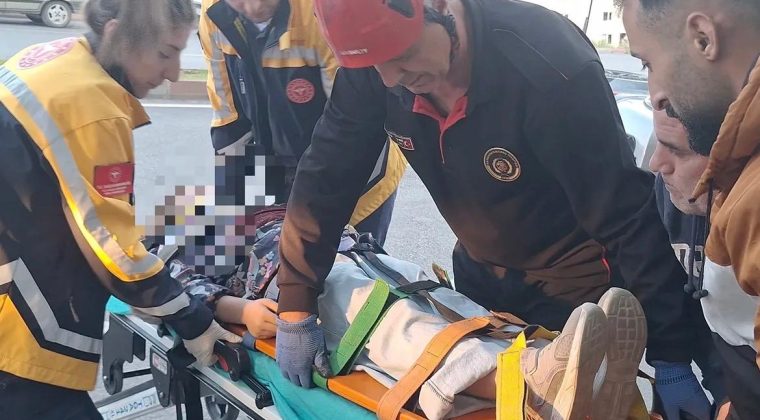 AĞCALI YOLUNDA OTOMOBİL DEVRİLDİ